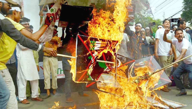 لاہور: یوتھ فورم فار کشمیر کے کارکن مقبوضہ کشمیر میں صدر راج کی توسیع کے خلاف بھارتی پرچم نذر آتش کررہے ہیں