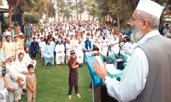 دیر:امیر جماعت اسلامی پاکستان سینیٹر سراج الحق تیمر گرہ میں باجوڑ کے مشران کے اجتماع سے خطاب کر رہے ہیں