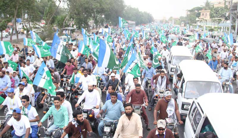 کراچی: جماعت اسلامی کے تحت سہراب گوٹھ تا مزار قائد ہونے والے عظیم الشان عوامی مارچ کے شرکاء شاہراہ پاکستان سے گزر رہے ہیں