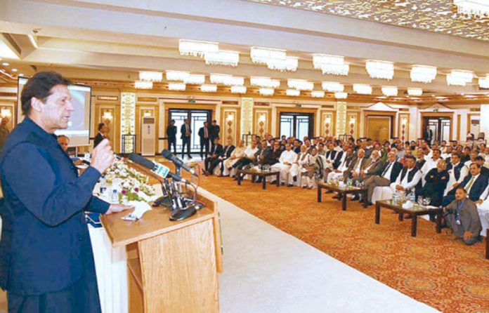 اسلام آباد:وزیر اعظم گجرانوالہ کے چیمبر آف کامر س کی تقریب تقسیم انعامات سے خطاب کر رہے ہیں