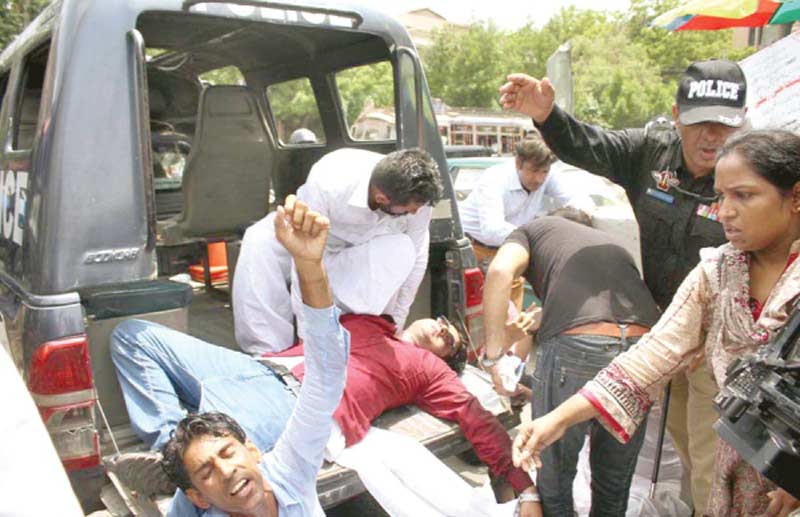 کراچی: مطالبات کے حق میں احتجاجاً گورنر ہائوس جانے کی کوشش کرنے والے میل نرس کو پولیس اہلکار گھسیٹ کر موبائل میں ڈال رہے ہیں