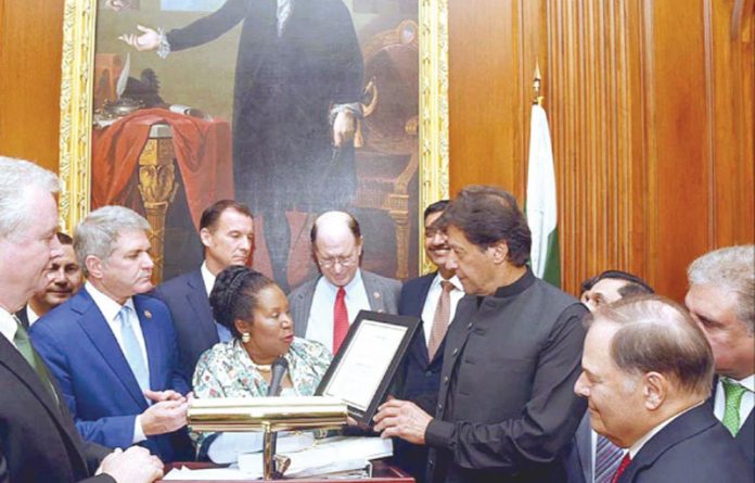 واشنگٹن:امریکی ایوان نمائندگان میں عمران خان کے اعزاز میںمنظور کردہ قرارداد انہیں بطور تحفہ پیش کی جارہی ہے