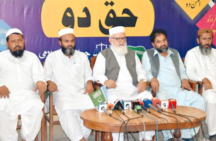 کوئٹہ : نائب امیر جماعت اسلامی پاکستان لیاقت بلوچ پریس کانفرنس کر رہے ہیں