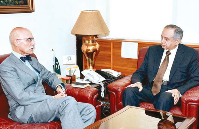 اسلام آباد:مشیر تجارت عبدالرزاق داؤد سے یورپی یونین کے سفیر جین فرینکوئیں ملاقات کر رہے ہیں