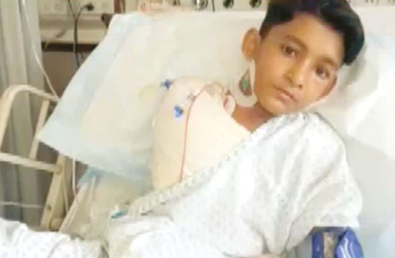 کراچی: غلط انجکشن کے باعث بازوسے محروم ہونے والا بچہ اسپتال میں زیرعلاج ہے