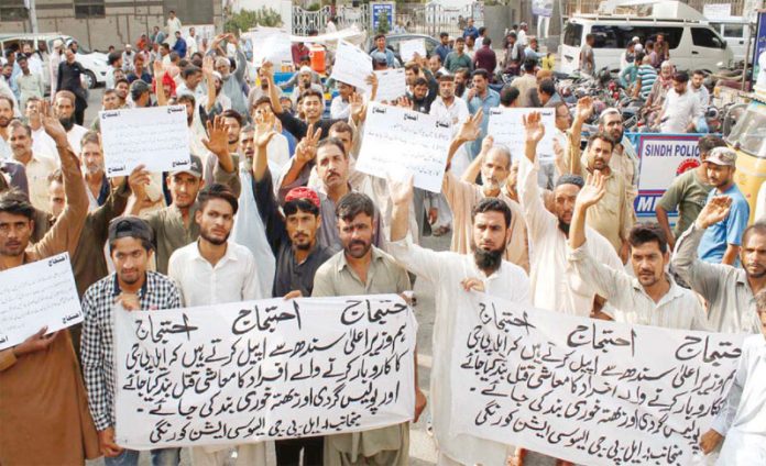 کراچی:ایل پی جی ایسوسی ایشن کے تحت پولیس کی بھتا خوری کے خلاف احتجاج کیا جارہا ہے