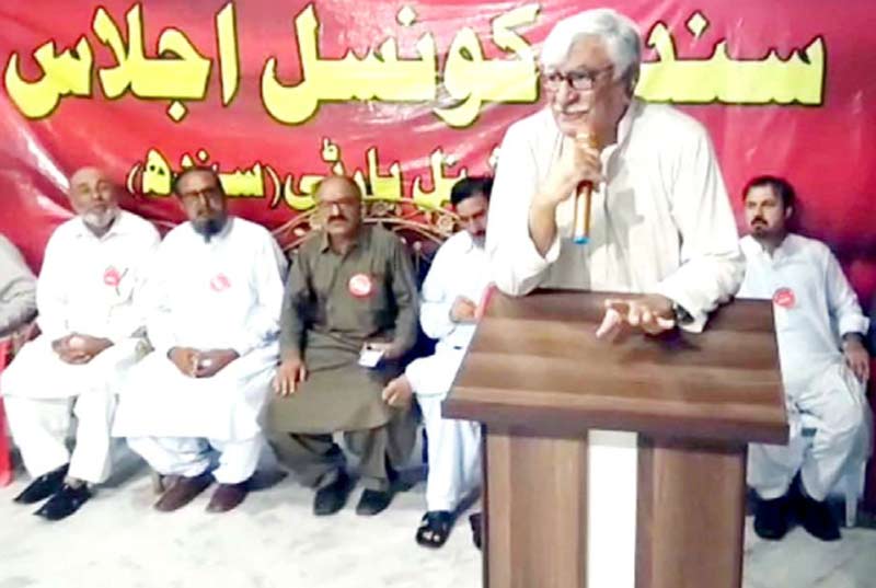 کراچی:عوامی نیشنل پارٹی کے سربراہ اسفندیار ولی مردان ہاؤس میں کارکنان سے گفتگو کر رہے ہیں