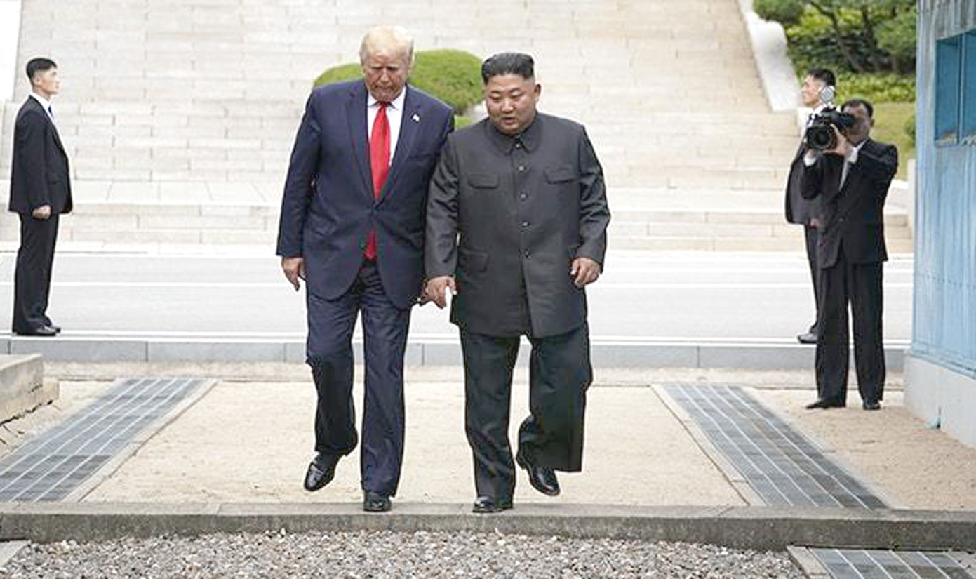 پیانگ یانگ: امریکی صدر ڈونلڈ ٹرمپ کم جونگ ان کے ساتھ شمالی کوریا کے غیر فوجی علاقے میں داخل ہو رہے ہیں