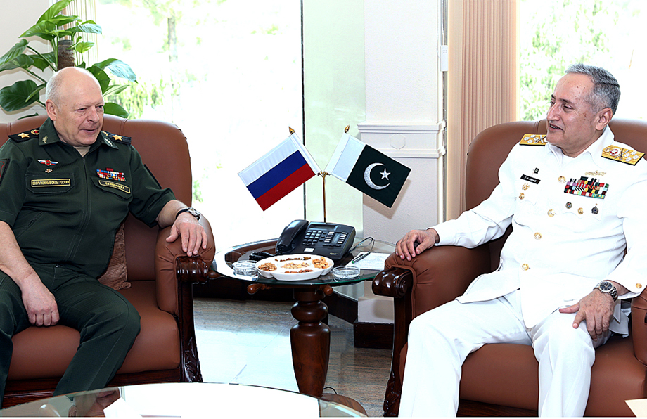 اسلام آباد:ا میر البحر ظفر محمود عباسی سے روس کے آرمی چیف جنرل اولیگ سلیوخوف ملاقات کررہے ہیں