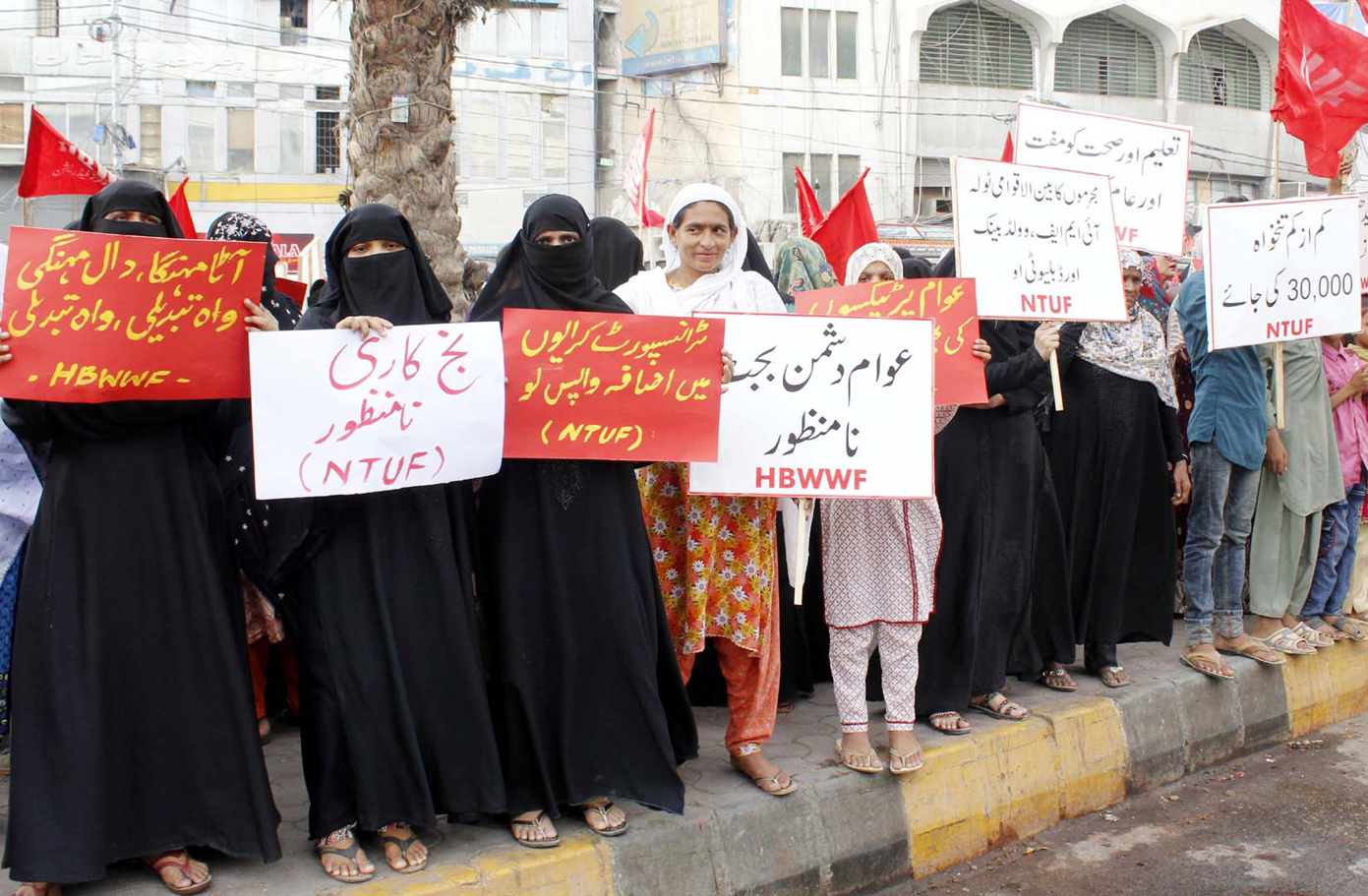کراچی: نیشنل ٹریڈ یونین فیڈریشن کے ارکان ہوشربا مہنگائی کے خلاف احتجاج کررہے ہیں