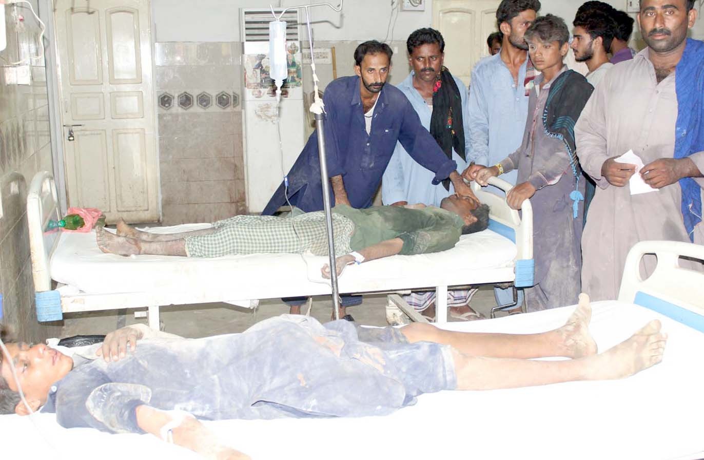 لاڑکانہ ،ٹریکٹر اور موٹرسائیکل میں تصاد م کے نتیجے میں زخمی ہونے والوں کو اسپتال میں طبی امداد دی جارہی ہے