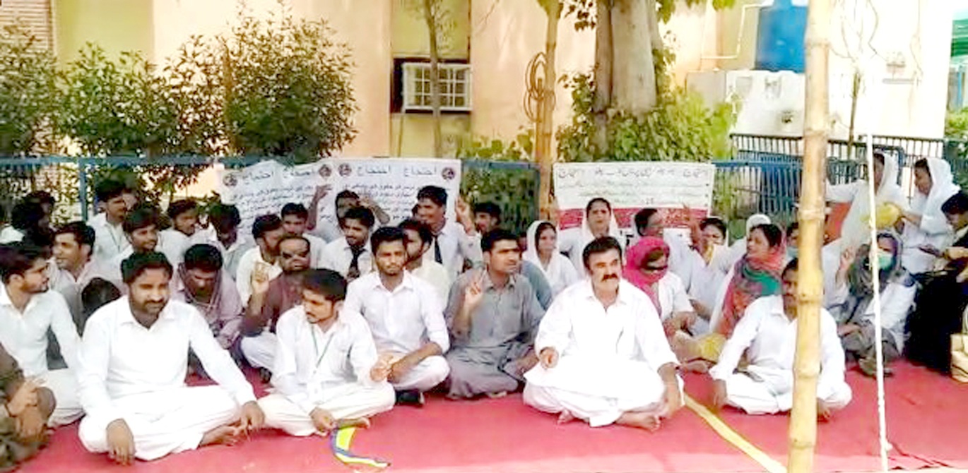 لاڑکانہ : سندھ نرسز الائنس کی کال پر چانڈکا اسپتال کے میل و فیمیل نرس احتجاج کررہے ہیں