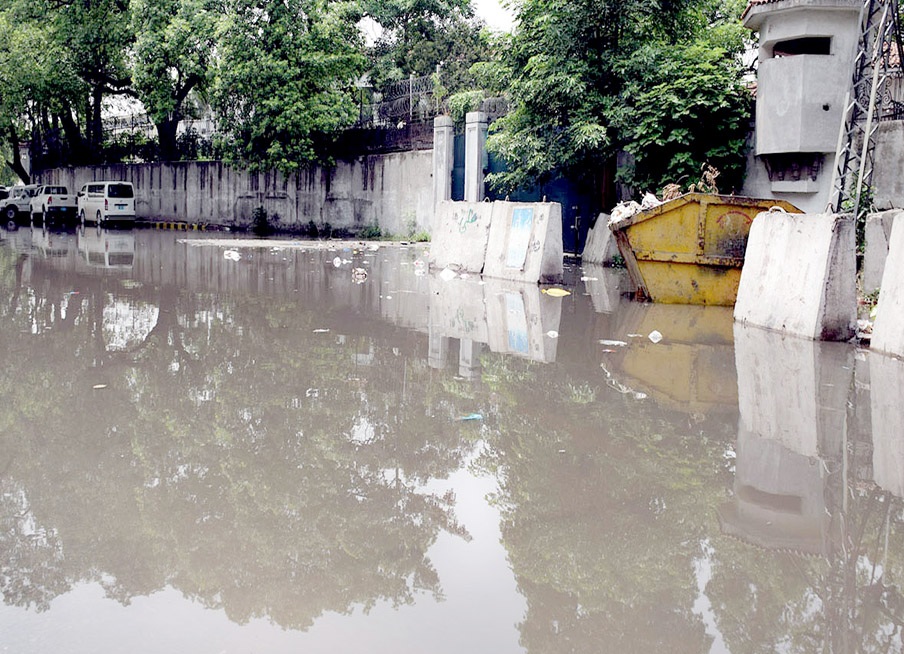 لاہور،صوبائی حکومت میں صبح کے وقت ہونے والی بارش کا پانی پنجاب اسمبلی کے باہر جمع ہے