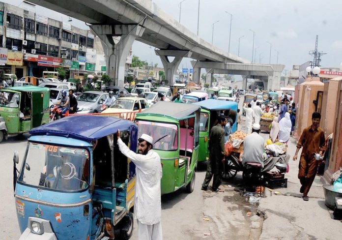 راولپنڈی، ٹریفک پولیس کی نااہلی کے باعث بی بی ایچ اسپتال کے باہر نوپارکنگ پر کھڑے رکشے و دیگر گاڑیوں کے باعث ٹریفک جام رہنا معمول بن گیا ہے
