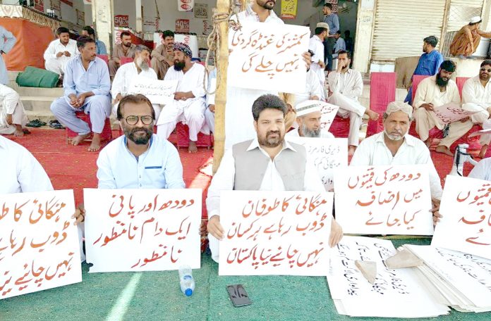 دودھ کے ریٹ نہ بڑھائے جانے کے خلاف ڈیری اورکیٹل فارمرز ایسوسی ایشن کے صدر شاکرگجر اور دیگرفارمرز احتجای دھرنے میں موجود ہیں