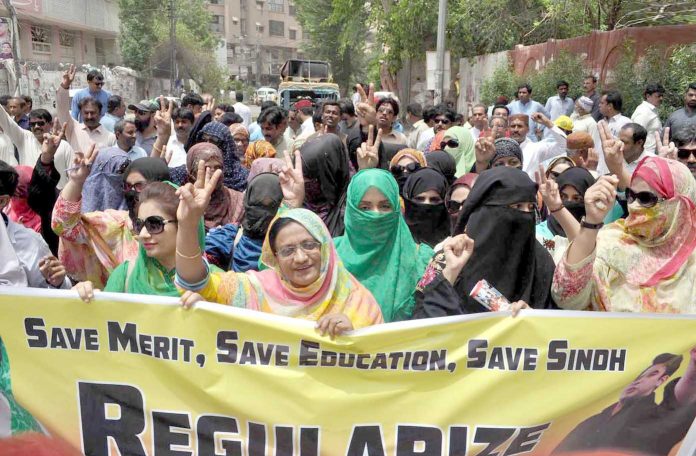 حیدر آباد : آئی بی اے ٹیسٹ پاس امیدواروں کی احتجاجی ریلی شاہراہ سے گزر رہی ہے