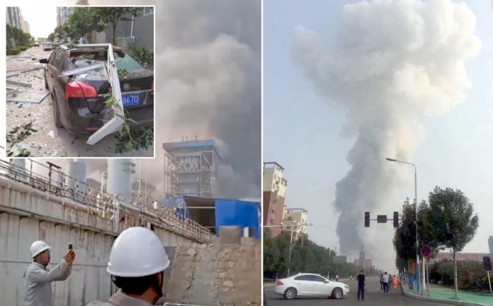 چین: فیکٹری میں دھماکے کے بعد دھواں اٹھ رہا ہے‘ ییما شہر میں جمعہ کے روز پیش آنے والے حادثے میں 2 افراد ہلاک اور 18 زخمی ہوئے‘ 12 تاحال لاپتا ہیں