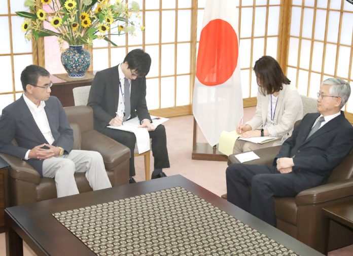 ٹوکیو: جاپانی وزیر خارجہ تارو کونو تجارتی تنازع پر جنوبی کوریا کے سفیر نام گوان پیو سے گفتگو کررہے ہیں
