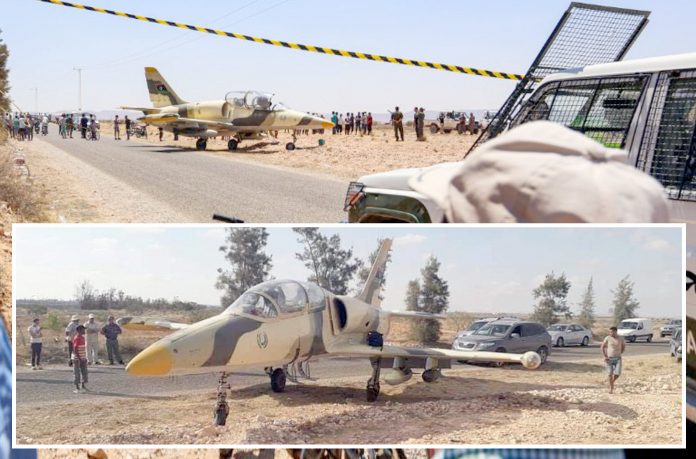 تیونس: لیبیا کی باغی فوج کا جنگی طیارہ عام شاہراہ پر اترنے سے گاڑیوں کی آمدورفت رک گئی ہے