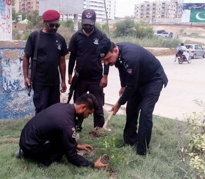 حیدرآباد: انسداد دہشت گردی فورس کے اہلکار شجرکاری مہم کے دوران پودا لگارہے ہیں