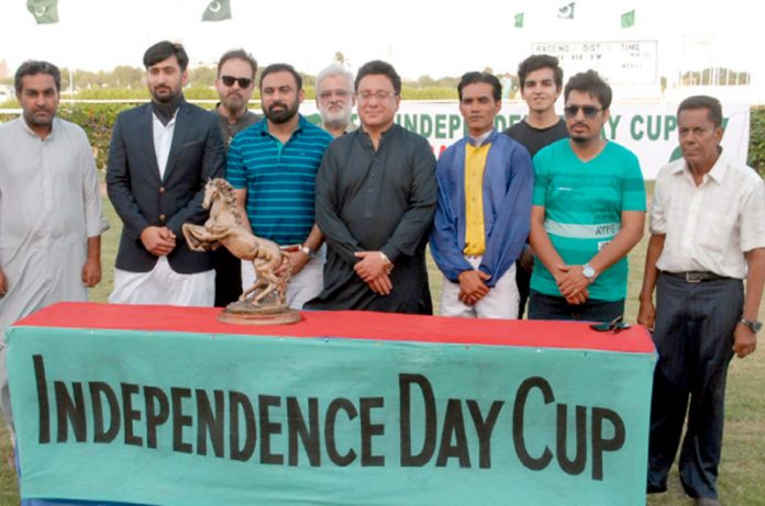 کراچی: کے ایچ اے کے زیر اہتمام آزادی ہاکی کپ کے موقع پر مہمان خضوصی کا آرگنائزرز کے ساتھ گروپ