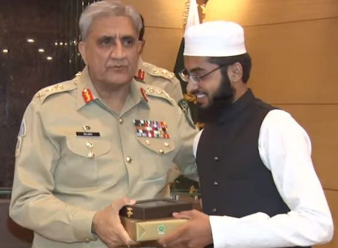 راولپنڈی:آرمی چیف جنرل قمر جاوید باجوہ پوزیشن لینے والے مدرسے کے طالبعلم کو ایوارڈ دے رہے ہیں