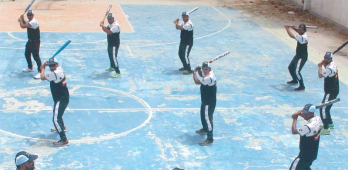کراچی : بیس بال کوچنگ کے سلسلے میں ملک بھر سے آئے کھلاڑیوں کو انٹرنیشنل کوچز تربیت فراہم کررہے ہیں