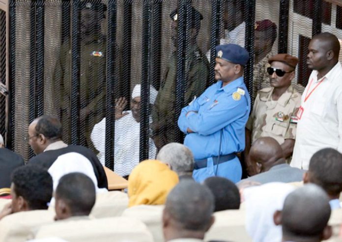 خرطوم: سابق صدر عمر البشیر پیشی کے موقع پر حاضرین کو دیکھ کر ہاتھ ہلا رہے ہیں