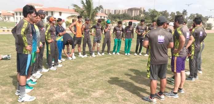لاہور:قذافی اسٹیڈیم میں انڈر19کرکٹ ٹیم کے تربیتی کیمپ میں کوچز کھلاڑیوں کو لیکچر دیتے ہوئے