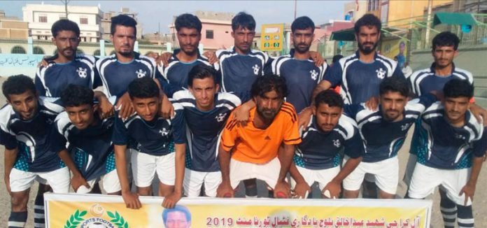 کراچی : عبدالخالق بلوچ شہید فٹبال ٹورنامنٹ میں شریک ٹیم کا میچ سے قبل گروپ فوٹو