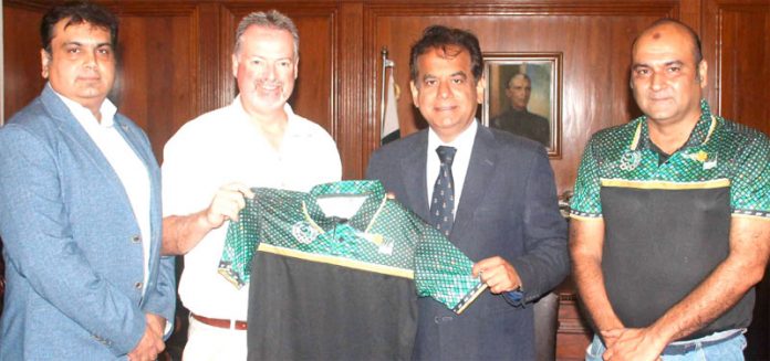 کمشنر کراچی افتخار شلوانی انٹرنیشنل انسٹرکٹر ایلن رینی کو ملاقات کے بعد ٹی شرٹ کاتحفہ پیش کررہے ہیں