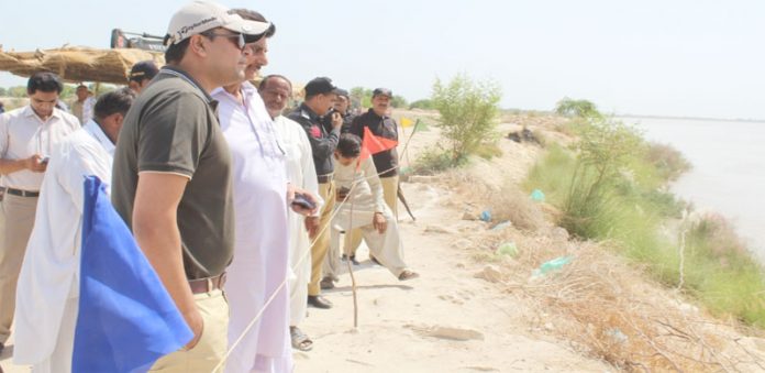 نوشہروفیروز، ڈپٹی کمشنر کیپٹن (ر) بلال شاہد رائو بکھری کے مقام پر دریائے سندھ کے حفاظتی بندوںکا جائزہ لے رہے ہیں