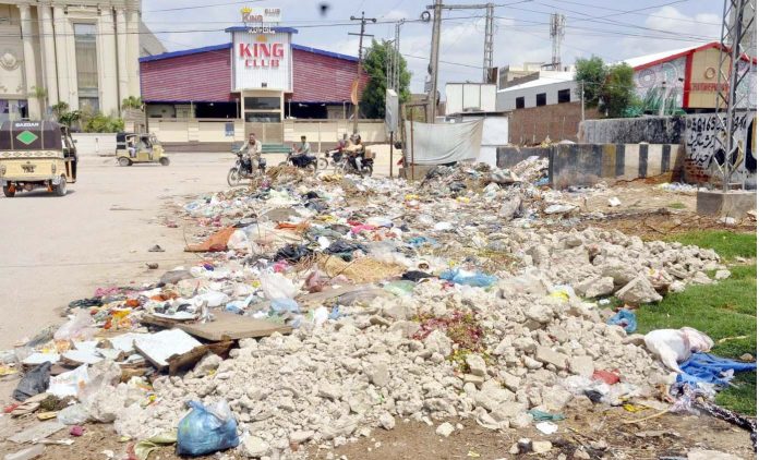 حیدرآباد ،لطیف آباد کے علاقے میں جمع کچرے کا ڈھیر مقامی انتظامیہ کی کارکردگی کا منہ بولتا ثبوت ہے