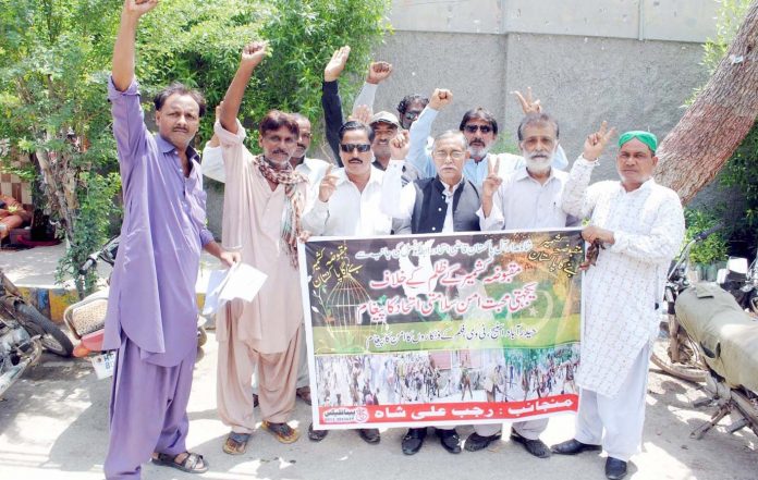 حیدرآباد ،آل پاکستان قاضی اتحاد رابطہ کونسل کے تحت کشمیر پر بھارتی مظالم کے خلاف پریس کلب کے سامنے احتجاج کیاجا رہا ہے
