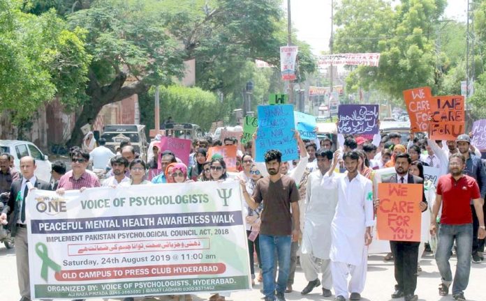 حیدر آباد : وائس آف سائیکولوجسٹ کے تحت آگاہی واک کے شرکا بینر اٹھائے شاہراہ سے گزر رہے ہیں