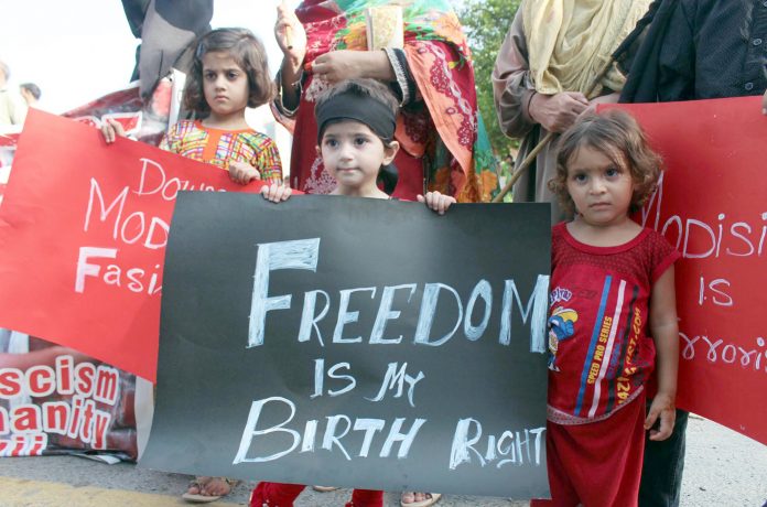 اسلام آباد: بھارتی مظالم کیخلاف احتجاج کے دوران بچیوںنے پلے کارڈ اٹھائے ہوئے ہیں