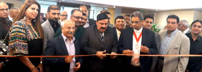 وفاقی وزیرریلوے شیخ رشیدپاکستان کے ٹریڈ ایمبیسڈرخورشید برلاس کے ہمراہ لندن میں پاکستان ایکسپو 2019 کا افتتاح کررہے ہیں