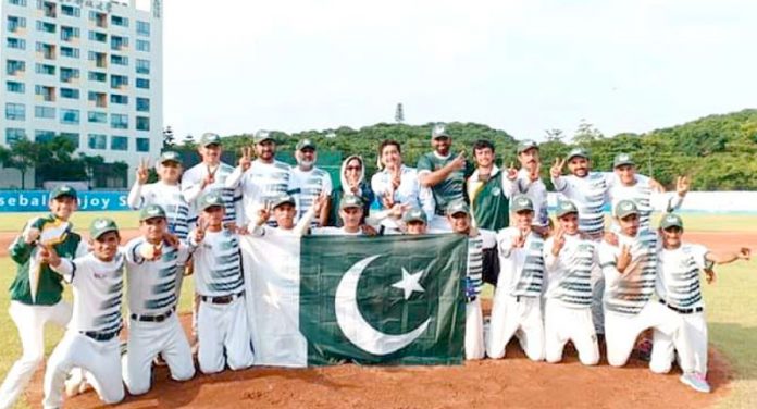 ایشین بیس بال چیمپئن شپ جیتنے کے بعد پاکستان انڈر15کھلاڑیوں کا گروپ فوٹو