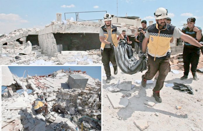 ادلب: شہری دفاع کے رضاکار بم باری کے بعد لاش منتقل کررہے ہیں‘ نشانہ بننے والا اسپتال خدمات فراہم کرنے کے قابل نہیں رہاادلب: شہری دفاع کے رضاکار بم باری کے بعد لاش منتقل کررہے ہیں‘ نشانہ بننے والا اسپتال خدمات فراہم کرنے کے قابل نہیں رہا