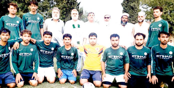 پشاور: ریجنل اسپورٹس آفیسر کوہاٹ سکندر شاہ کا انٹرڈسٹرکٹ فٹبال ٹورنامنٹ کے افتتاح کے موقع پرکھلاڑیوں کے ساتھ گروپ فوٹو