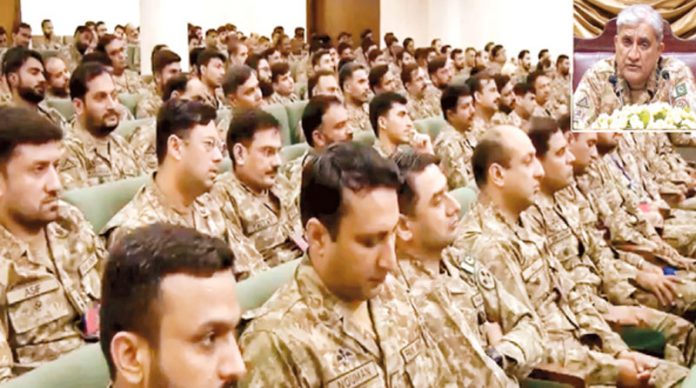 راولپنڈی: پاک فوج کے سربراہ قمر باجوہ گوجرانوالہ کور ہیڈکوارٹر میں افسران سے خطاب کررہے ہیں