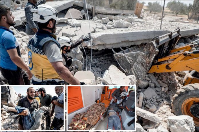 ادلب: شہری دفاع کے رضاکار روسی اور اسدی بمباری سے تباہ ہونے والی عمارت کے ملبے سے لاشیں نکال رہے ہیں