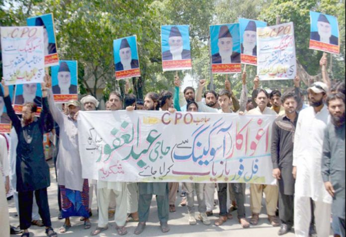 گوجرانوالہ ،حاجی عبدالغفور کی عدم بازیابی کیخلاف اہل خانہ احتجاج کررہے ہیں