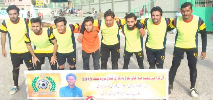 کراچی : عبدالخالق بلوچ شہید فٹبال ٹورنامنٹ میں شریک ٹیم کامیچ سے قبل گروپ فوٹو