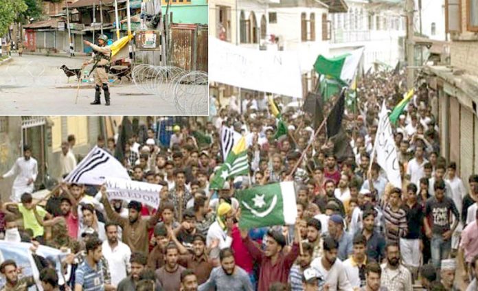 سری نگر: کشمیریوں کی بڑی تعداد کرفیو توڑ پاکستان کا پرچم اٹھائے بھارت کیخلاف احتجاج کررہی ہے ‘ چھوٹی تصویر میں کرفیو کے دوران ایک سڑک پرقابض اہلکار کتے کے ساتھ پہرہ دے رہا ہے