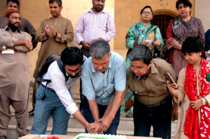 ڈی جے سائنس کالج میں پرنسپل شہزاد مسلم اور ناظم جمعیت عامر بلوچ یوم آزادی کا کیک کاٹ رہے ہیں