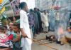 15اگست کو بھارت کا یومِ آزادی پاکستان میں’’ یوم سیاہ‘‘ کے طور پر منایا گیا، کراچی پریس کلب کے سامنے پاکستان فلاح پارٹی، انجمنِ اتحاد برادران وادیٔ کشمیر اور جموں و کشمیر لبریشن سیل کے عہدیداران و کارکنان بھارتی جارحیت کے خلاف مظاہرہ کر رہے ہیں