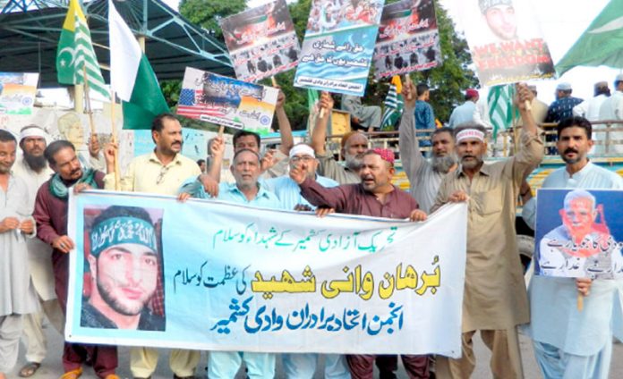 انجمن اتحاد برادران وادیٔ کشمیر کی جانب سے مظاہرہ کیا جارہا ہے