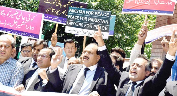 لاہور: انٹرنیشنل ہیومن رائٹس موومنٹ کے تحت کشمیریوں سے اظہاریکجہتی کے لیے مظاہرہ کیا جارہا ہے