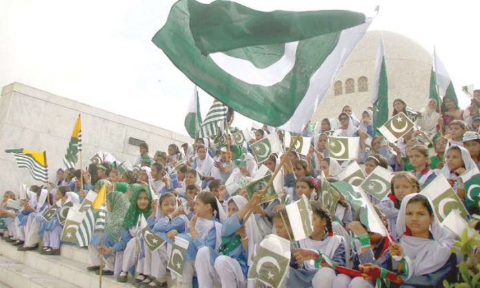 کراچی: یوم آزادی کے موقع پر طالبات پاکستان اور کشمیر کے پرچم اٹھائے مزار قائد کے احاطے منعقدہ تقریب میں شریک ہیں